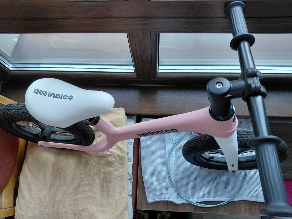 Біговел Indigo нейлонова рама гумові колеса 12 рожевий D-2635 Corso