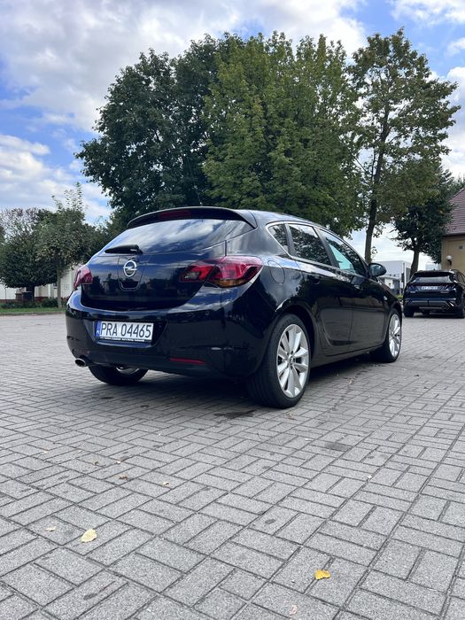 Opel Astra J 2010 rok