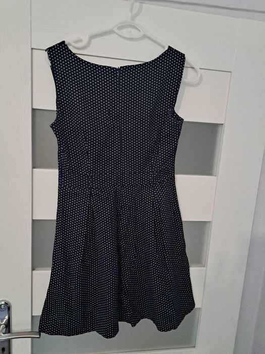 Urocza sukienka w grochy z kołnierzykiem