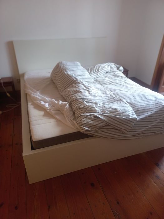 Cama de casal 2m por 1,60m malm branca Ikea + estrado Lonset + colchão