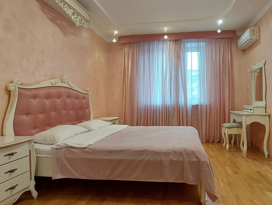 Люкс біля Порт-сіті(погодинно 600, на добу від 1300)