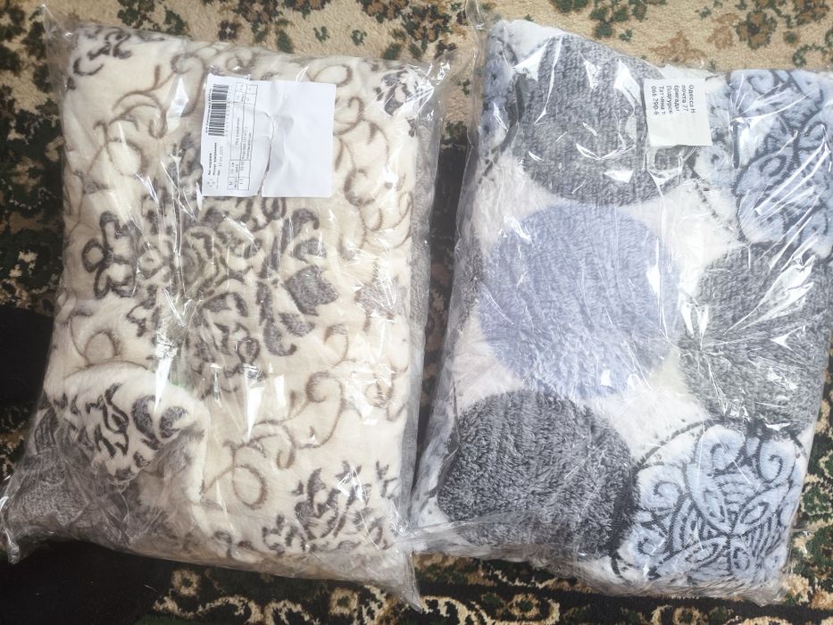 Покрывала двуспальные, одеяла.