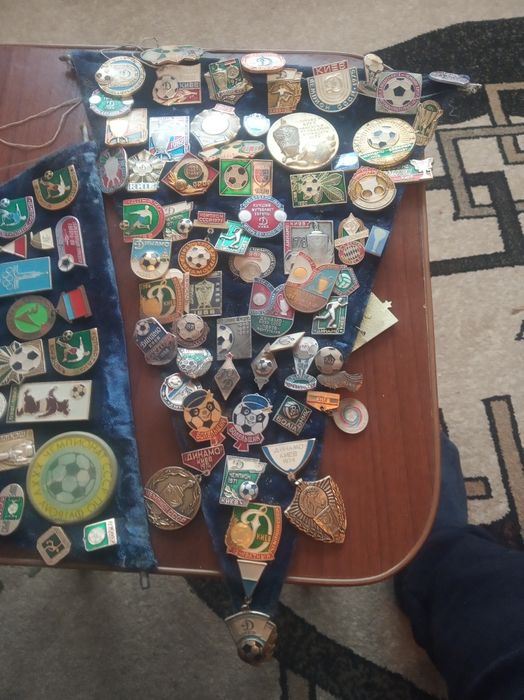 продам колекцию значков.динамо киев