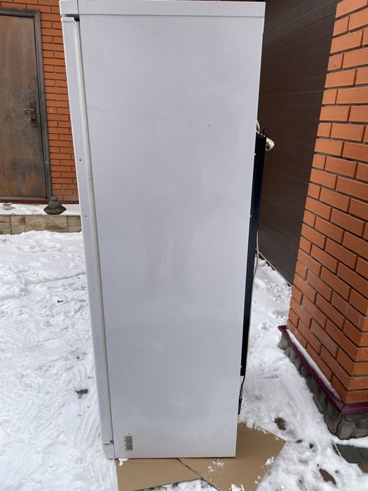 Продам морозильну камеру Indesit