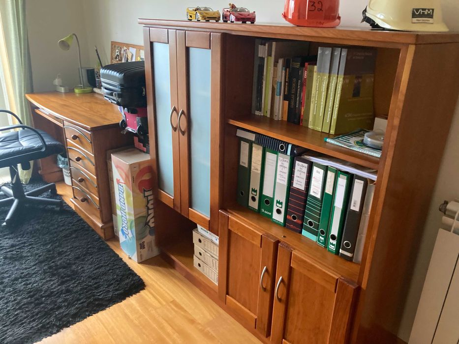 Mobilia completa de quarto em madeira maciça como nova.