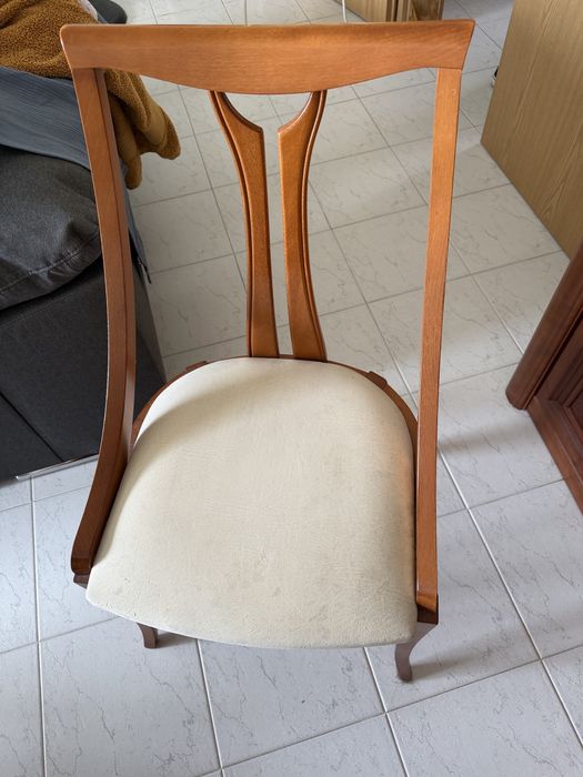 Mesa de madeira extensível c/ 6 cadeiras