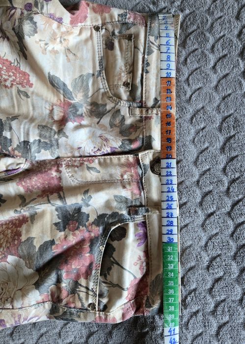 Conjunto de jaqueta e calças com padrão floral