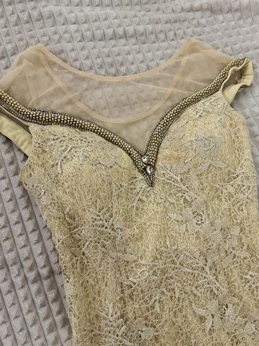 Сукня бежевого кольору