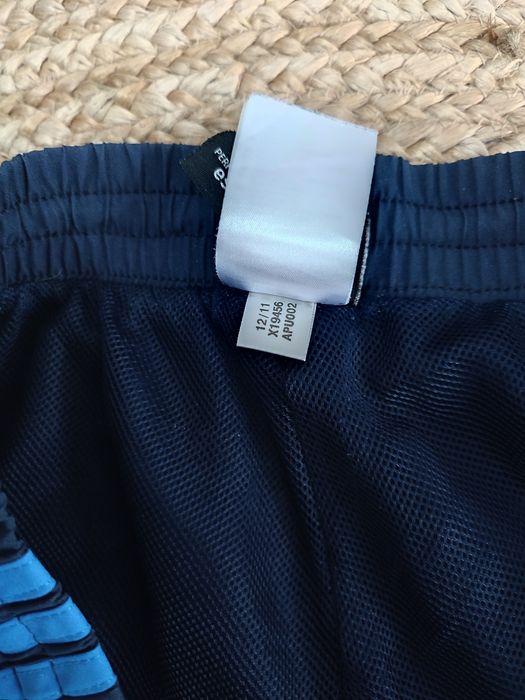 Granatowe spodnie 3/4 Adidas M  z niebieskimi paskami, klasyczne logo,