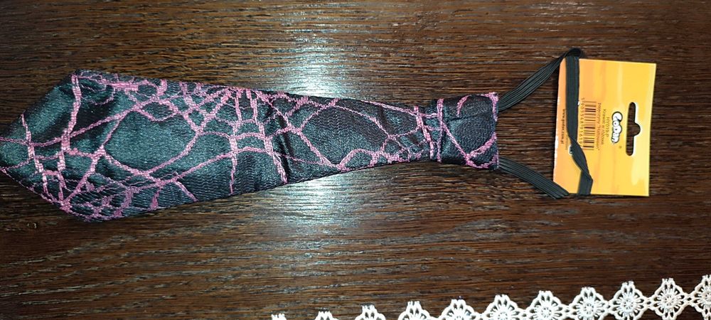 Krawat w różowe pajęczyny na Halloween