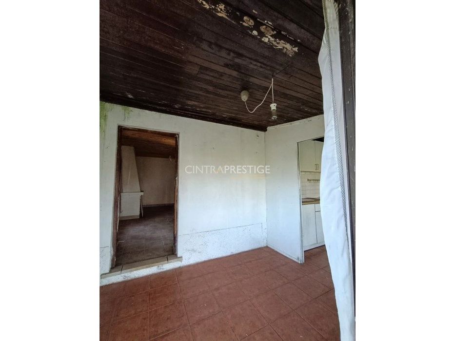 Casa implantada em terreno de 2200 m2 em pleno Pinhal de Colares