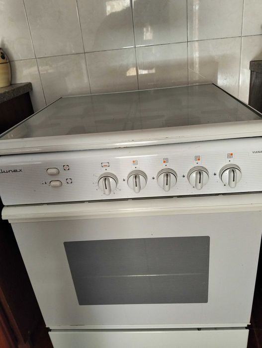Fogão branco alto