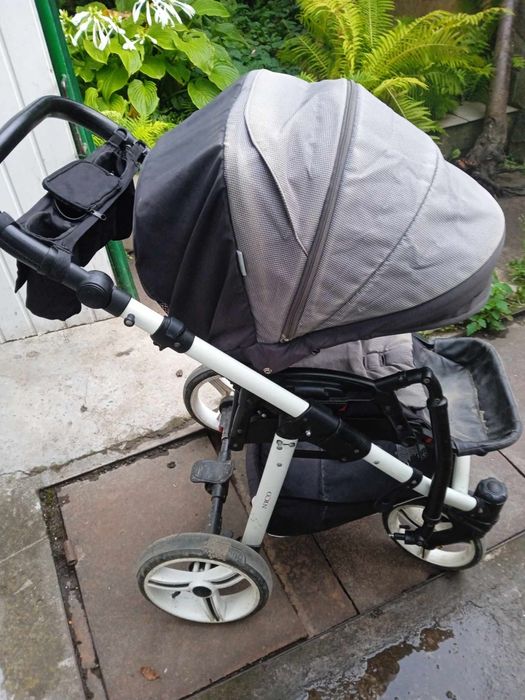 Прогулочна коляска