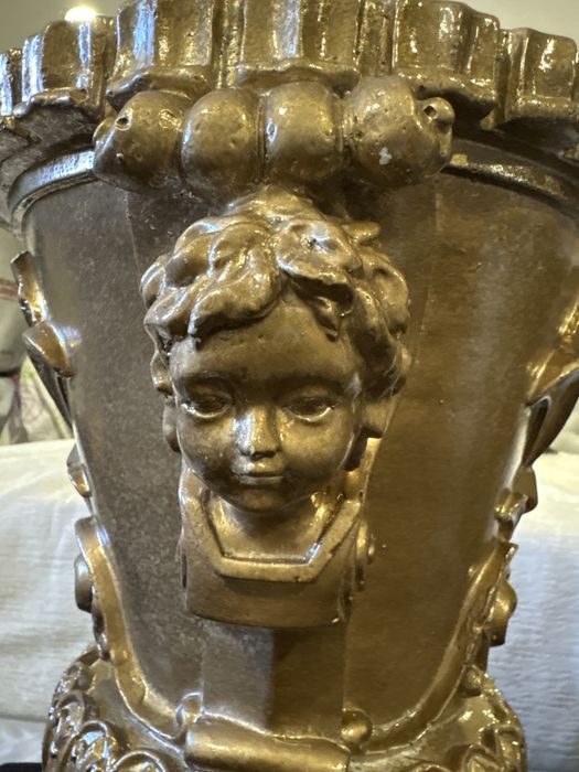 Par de jarras douradas com figuras de anjos com 45cm de altura