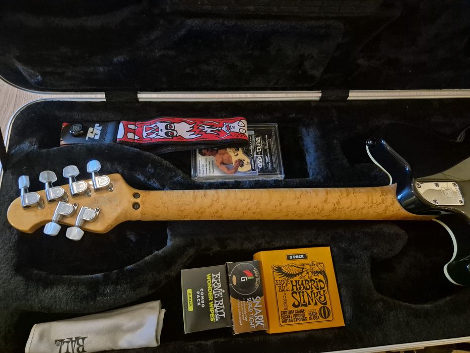 Ernie Ball Music Man Axis