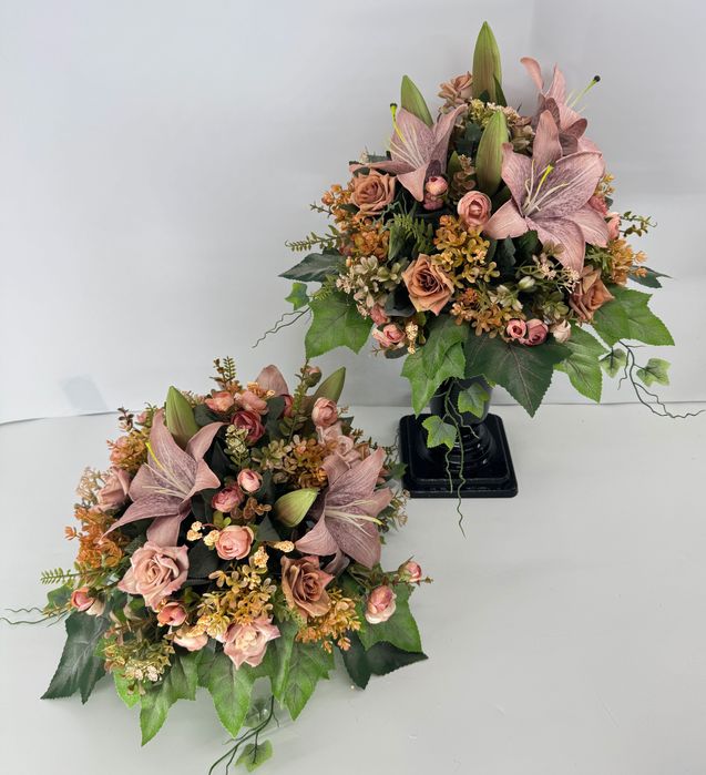 Zestaw kwiatów na grób stroik i bukiet z liliami i różami- okrągły