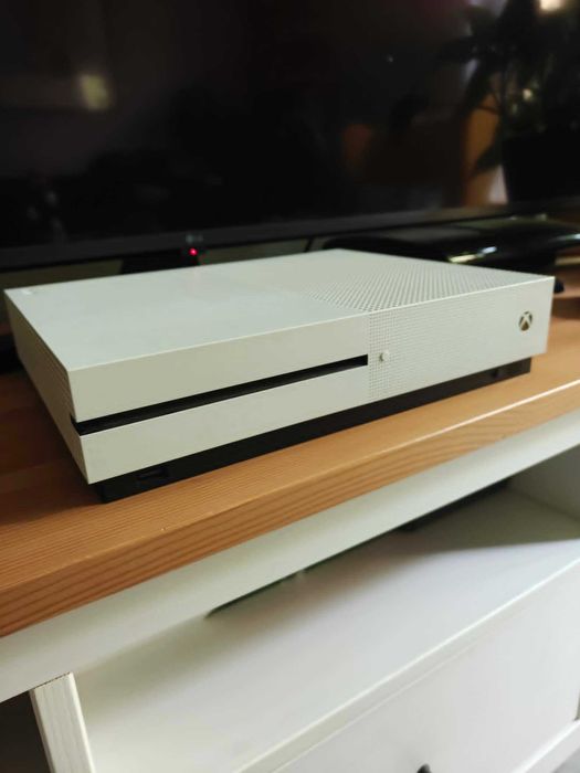 Sprzedam Xbox One S 1TB z padem i zestawem 8 gier
