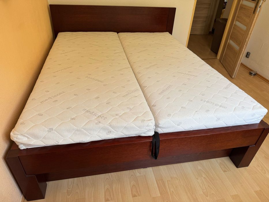 Dębowe łóżko 160x200 kolor wiśniowy, 2 materace, stan bardzo dobry
