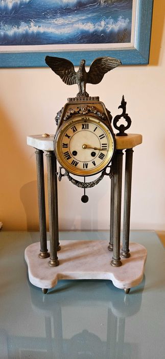 Relógio decorativo em estilo antigo, estrutura em bronze e mármore.