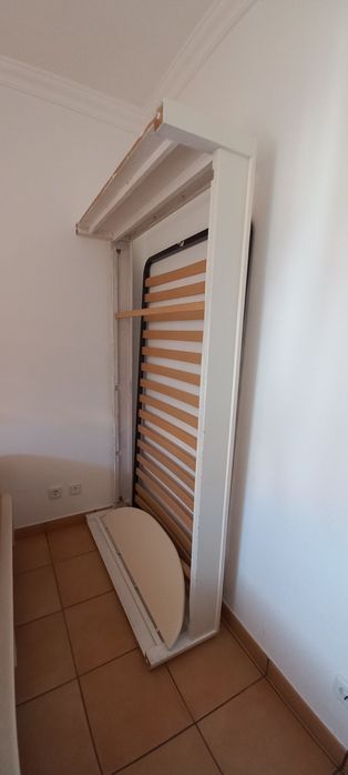 Cama de 1 pessoa  com estrado e  colchão. Oportunidade única...
