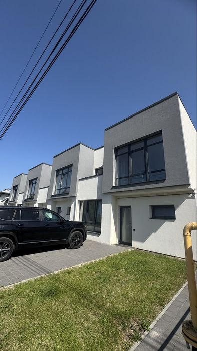 Сучасний таунхаус з ремонтом та меблями і великою ділянкою Крихівці