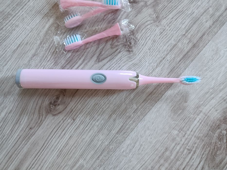 Szczoteczka do zębów / 5 zamiennych końcówek / Soniczna