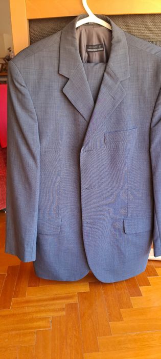 Fato completo, blazer. Colete e calças. Cor cinza escuro, como novo za