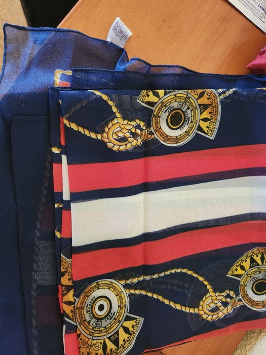 Vários lenços e variados