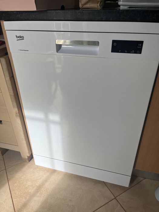 Máquina de lavar loiça Beko DFN16420W (perde água)