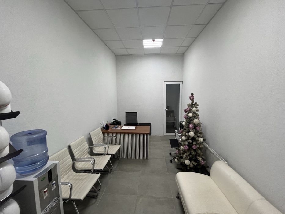 Комерція з орендарем  фасад  Київ Новобудова  Власник