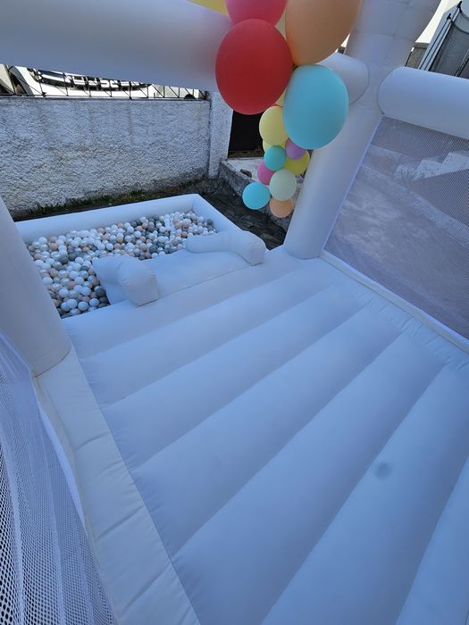 Aluguer Castelo Insuflável Branco e Soft Play - Festas Viseu
