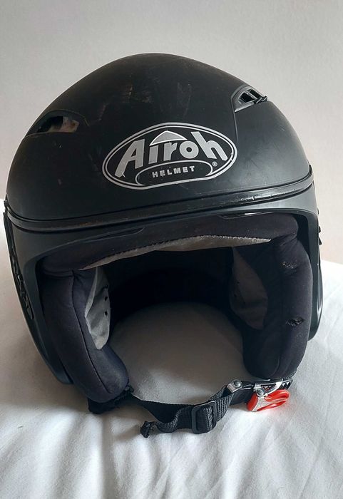 Capacete preto Airoh