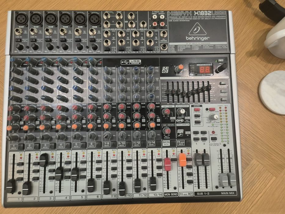 placa de som / mesa de mistura behringer