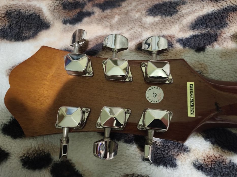 Продам акустическую гитару