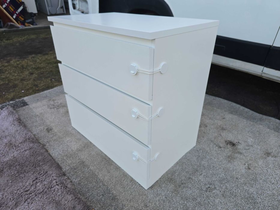 Biała komoda z trzema szufladami IKEA MALM