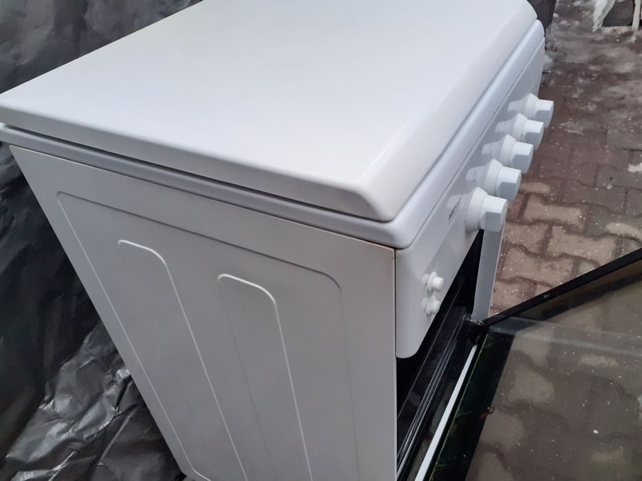 Sprzedam białą kuchenkę gazową MPM.