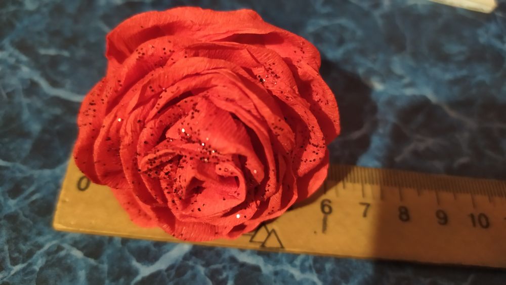 Букет червоних троянд з гофропаперу