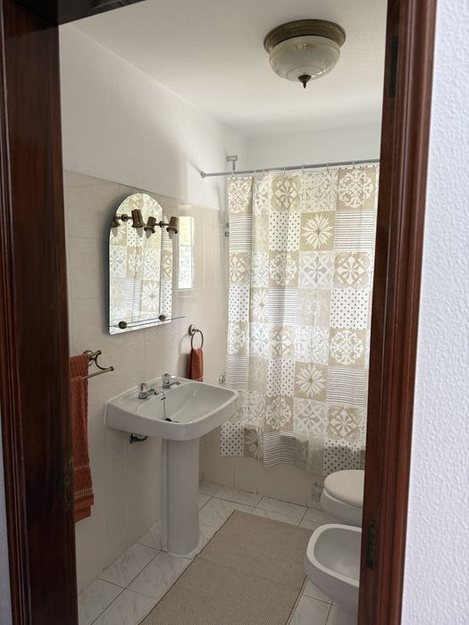 Quarto de casal mobiliado, em moradia renovada com jardim amplo