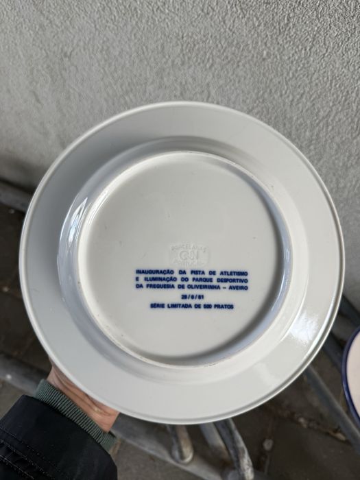 Varios pratos comemorativos