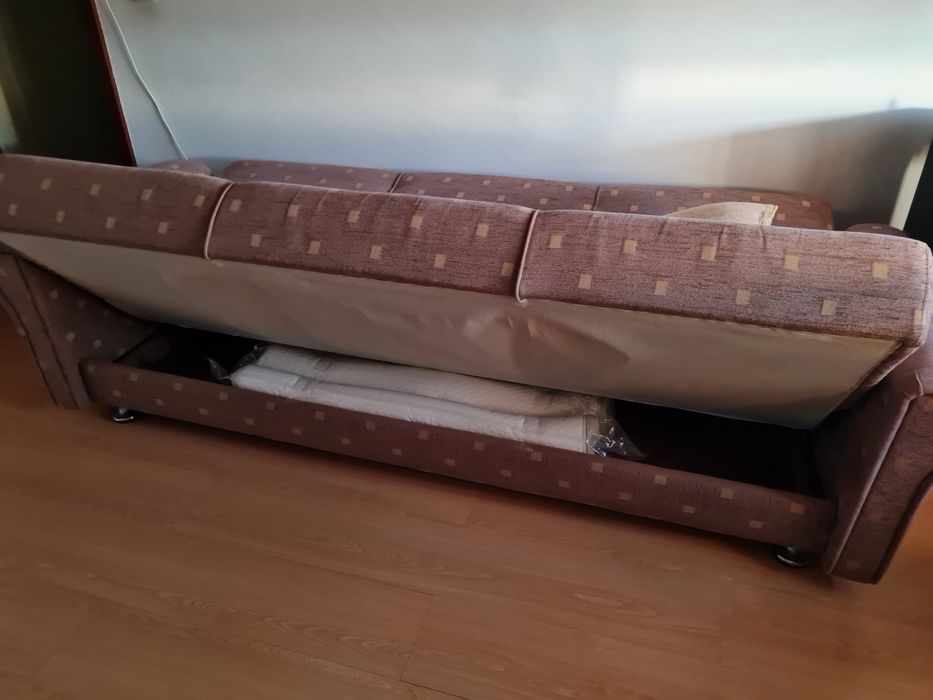 Dá-se sofá-cama 3 lugares com arrumação