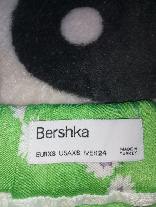 Saia justa de cetim com flores Bershka