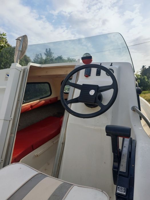 Barco boat Yacht com cabine e duas camas Mariner  trailer reboque