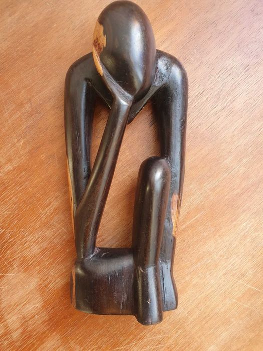 Escultura de figura sentada