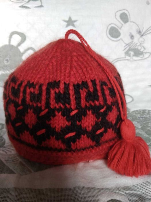 шапка теплая вязаная с кисточкой