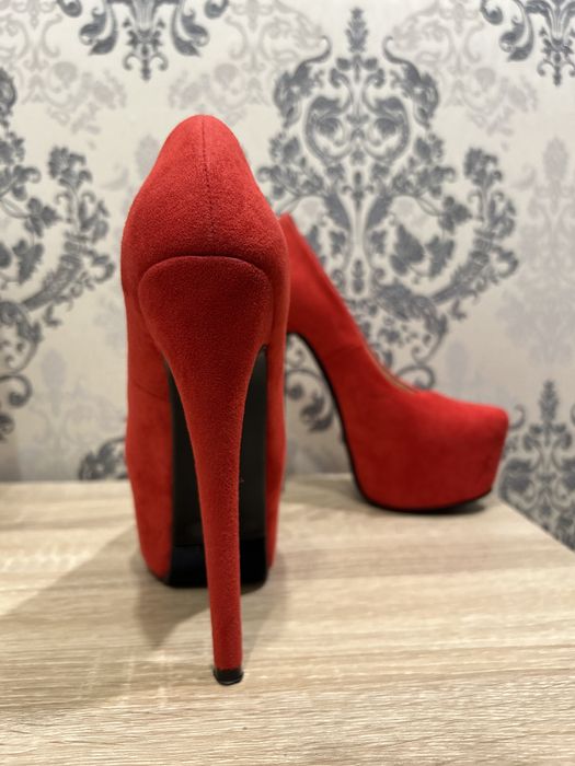 Туфли лабутены красные замшевые 36 р 16 см каблук
