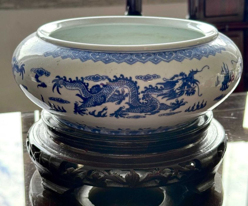 Taça-incensário chinesa em porcelana azul e branca com dragões