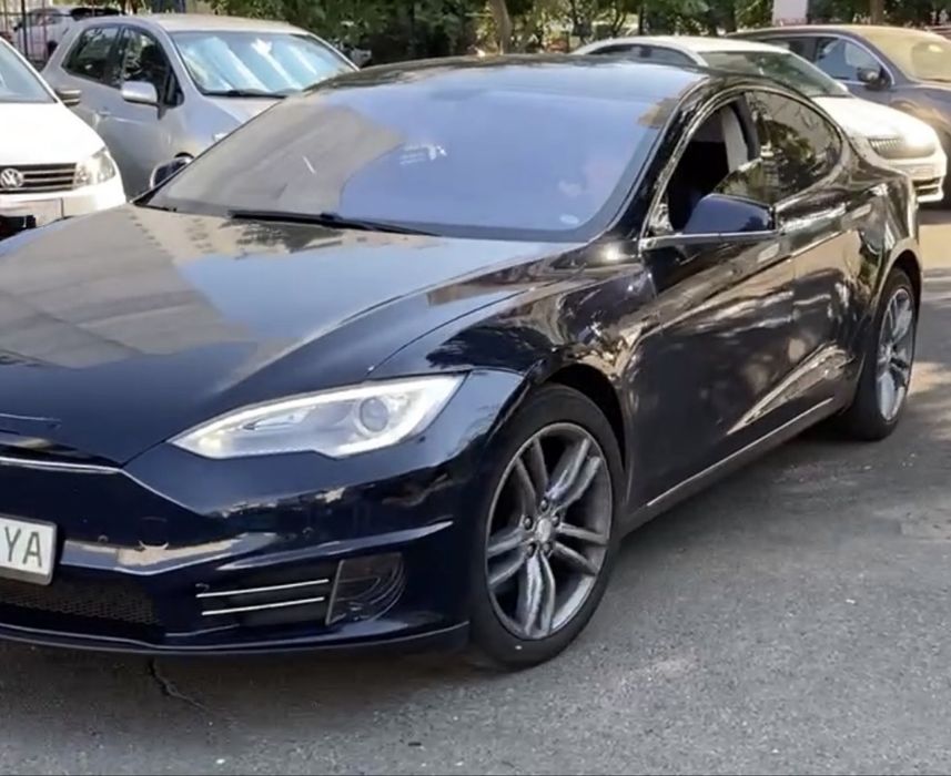 Tesla model s. Тесла модел с
