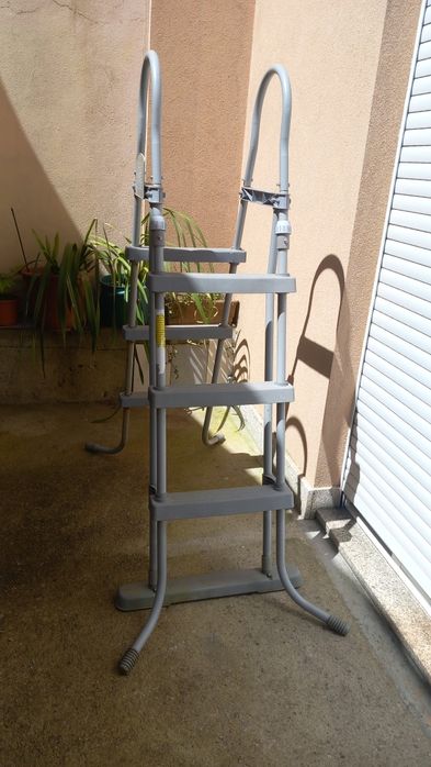 Escada bestway como nova