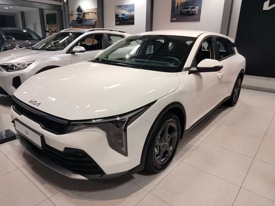 Kia K4 samochód dealerski, znikomy przebieg