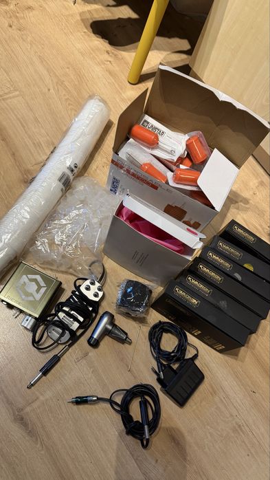 Maszynka EQUALISER do tatuowania z dodatkami.